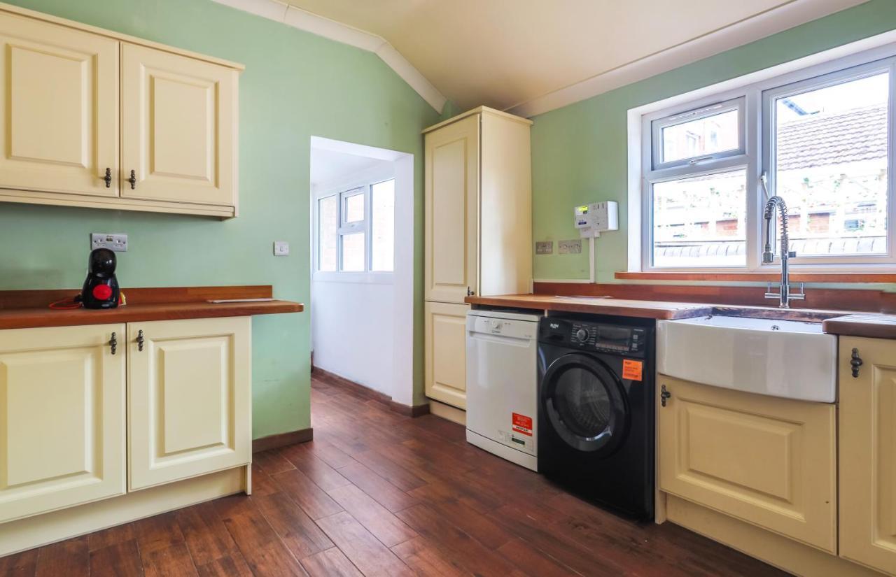 Spacious 4 Bed House In Birmingham, Suitable For Contractors ภายนอก รูปภาพ