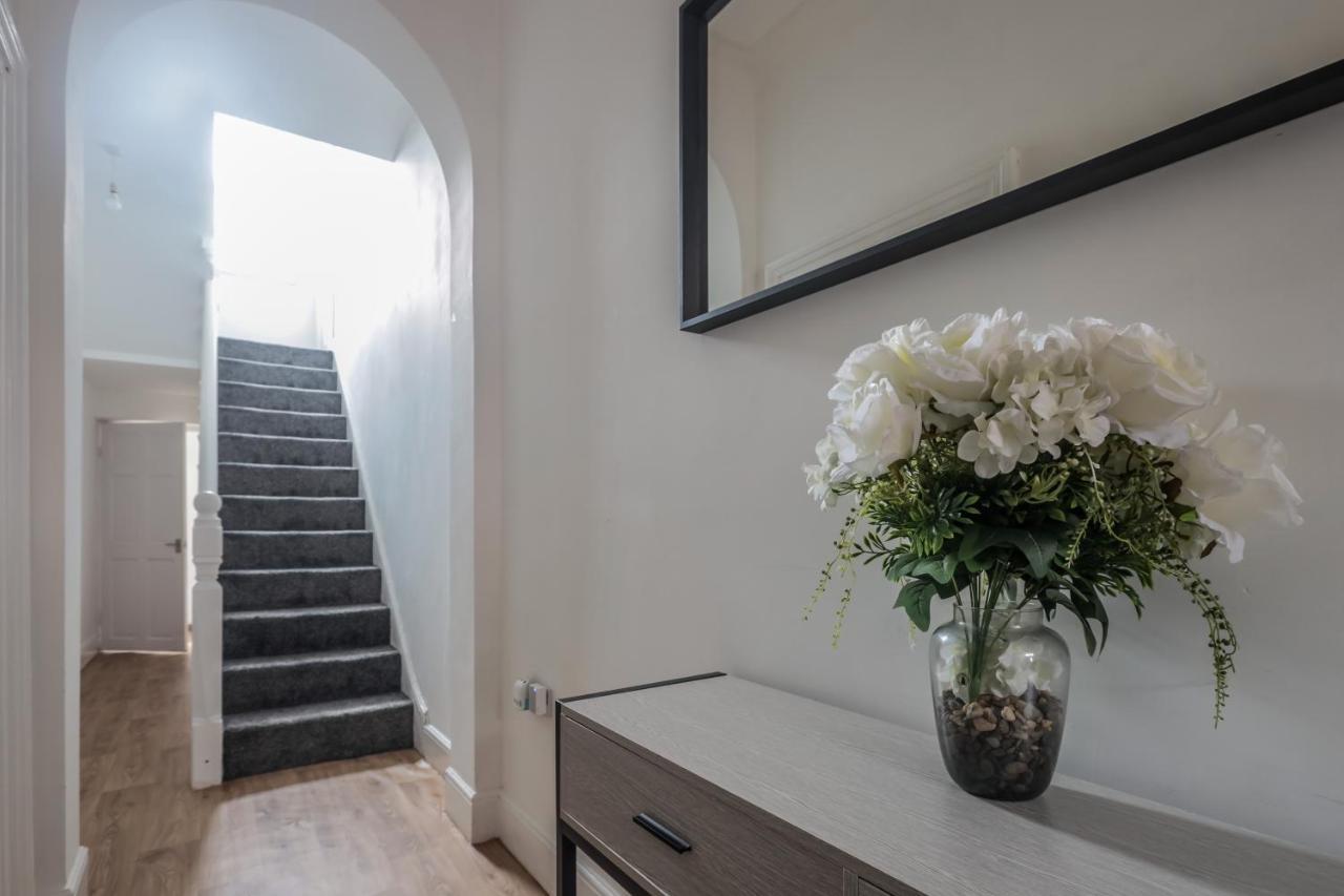 Spacious 4 Bed House In Birmingham, Suitable For Contractors ภายนอก รูปภาพ