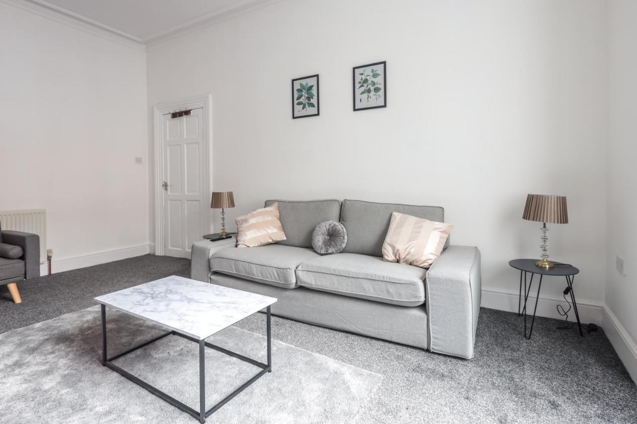 Spacious 4 Bed House In Birmingham, Suitable For Contractors ภายนอก รูปภาพ