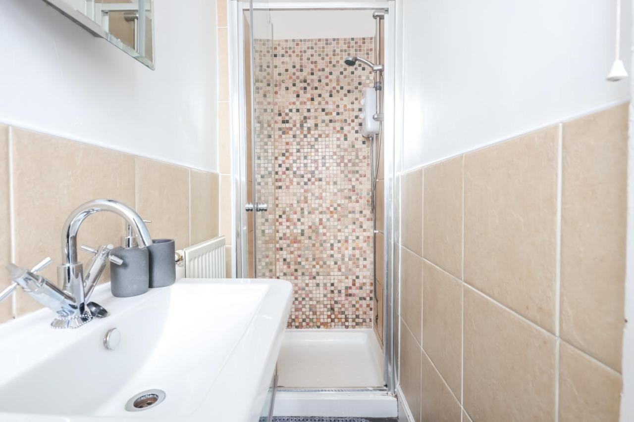 Spacious 4 Bed House In Birmingham, Suitable For Contractors ภายนอก รูปภาพ